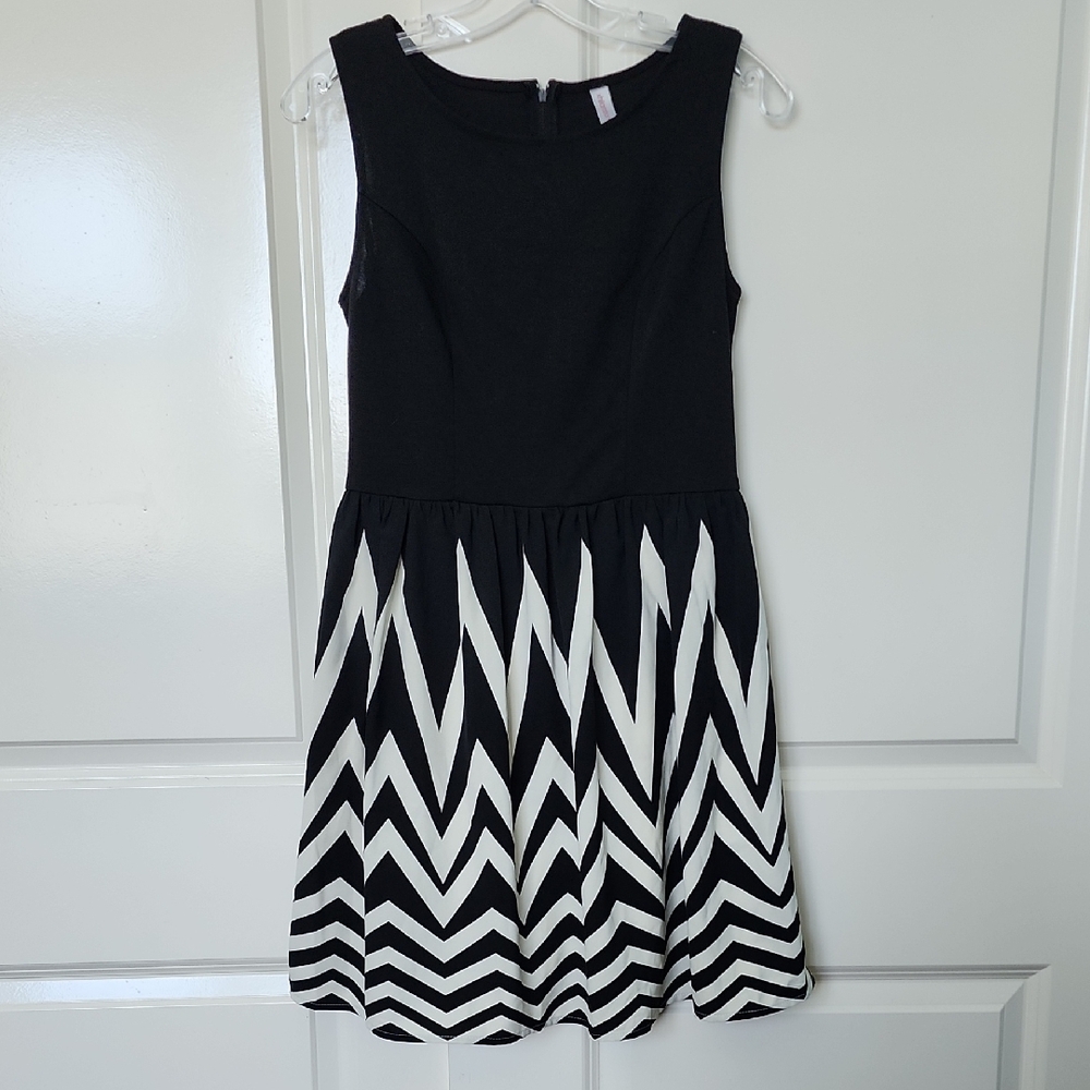 Xhilaration Black and Off White Chevron Mini Dress